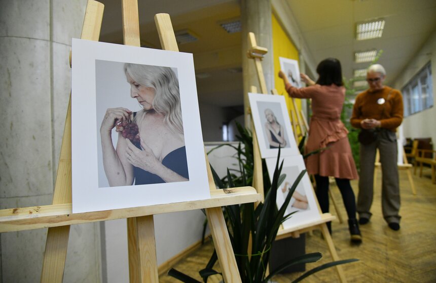 Кстати, по профессии Оля врач-стоматолог. Много лет назад она получила медицинское образование и работала по профессии в Северодвинске, пока не переехала к сыну в Санкт-Петербург. Там женщина решила выйти на пенсию и подалась в модельный бизнес. "Я прошла кастинг и даже какое-то время работала. Правда, потом модельное агенство закрылось, и я снова осталась без дела", – объяснила женщина.