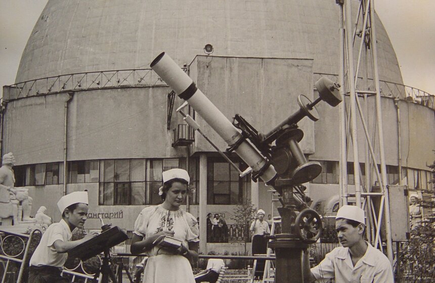 Кроме того, в 1934-м при планетарии открылся первый астрономический кружок. И, между прочим, уникальный: таких кружков на тот момент в других странах просто не было!