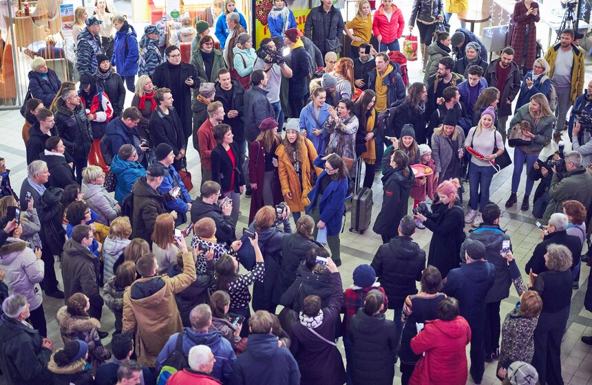 Танцевальные и музыкальные перформансы на Киевском вокзале 18 фото