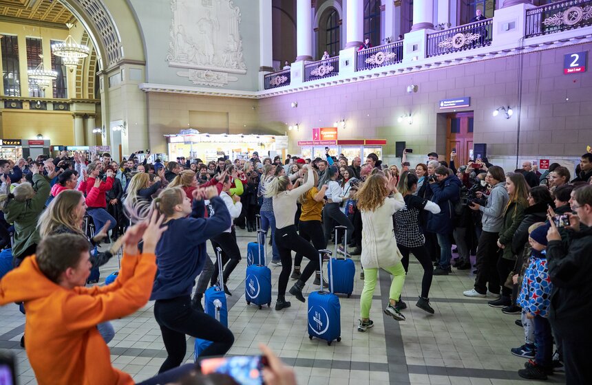 Танцевальные и музыкальные перформансы на Киевском вокзале 20 фото