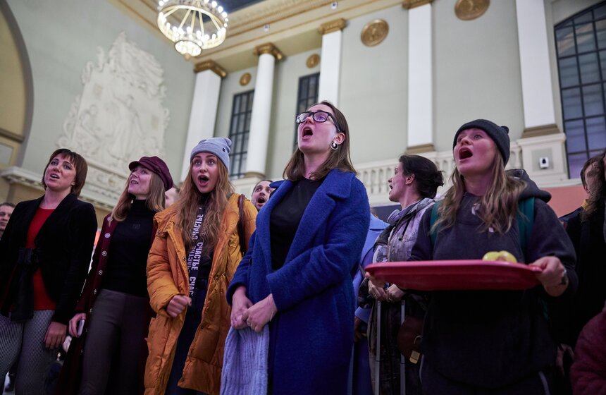 Танцевальные и музыкальные перформансы на Киевском вокзале 17 фото