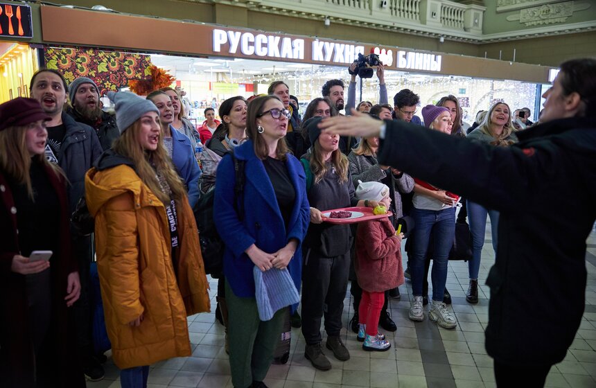 Танцевальные и музыкальные перформансы на Киевском вокзале 16 фото
