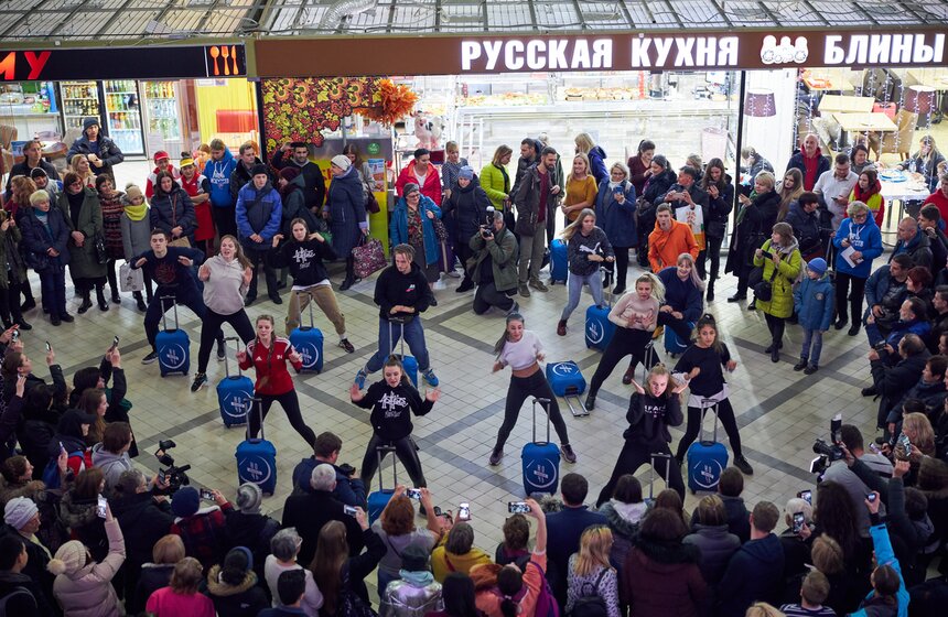 Танцевальные и музыкальные перформансы на Киевском вокзале 23 фото