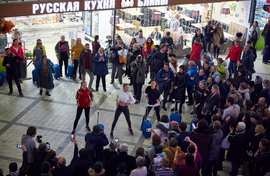 Танцевальные и музыкальные перформансы на Киевском вокзале 19 фото