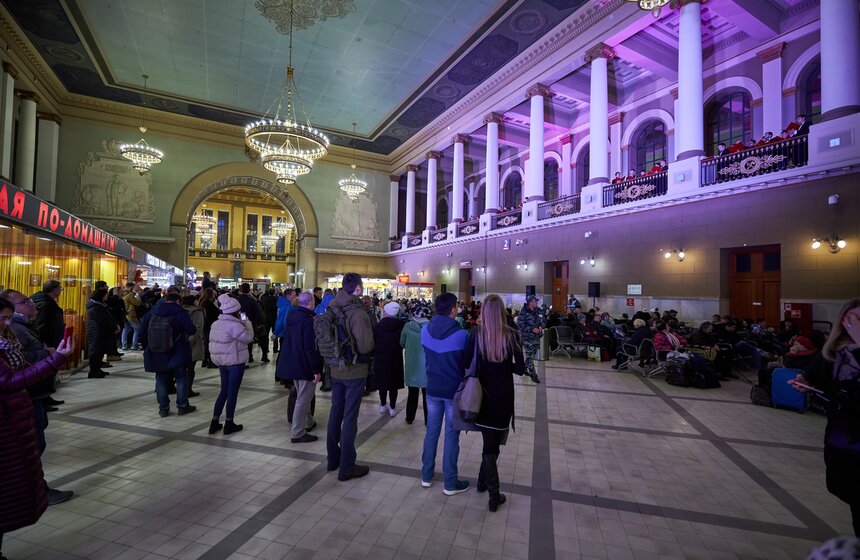 Танцевальные и музыкальные перформансы на Киевском вокзале 8 фото