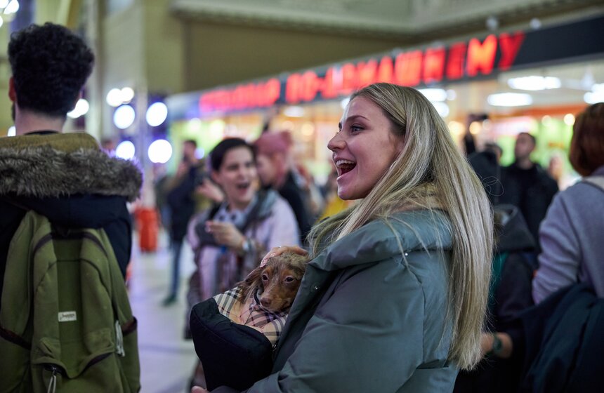 Танцевальные и музыкальные перформансы на Киевском вокзале 12 фото