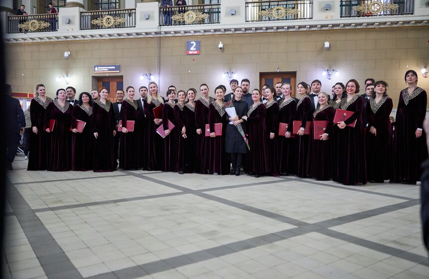 Танцевальные и музыкальные перформансы на Киевском вокзале 11 фото