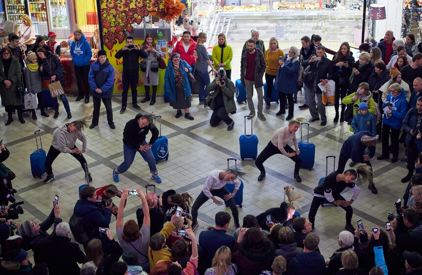 Танцевальные и музыкальные перформансы на Киевском вокзале 21 фото