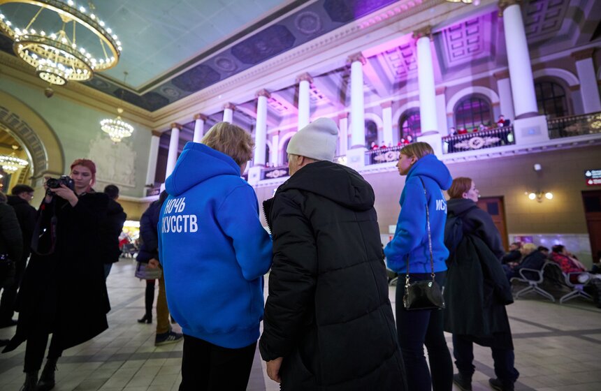 Танцевальные и музыкальные перформансы на Киевском вокзале 10 фото