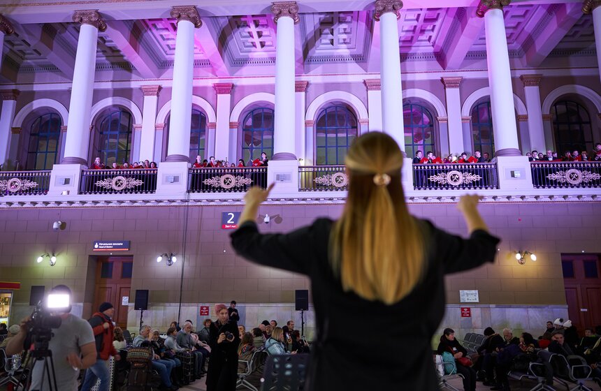 Танцевальные и музыкальные перформансы на Киевском вокзале 1 фото