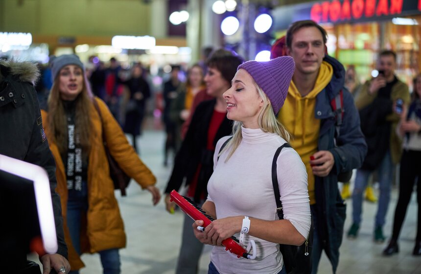 Танцевальные и музыкальные перформансы на Киевском вокзале 13 фото