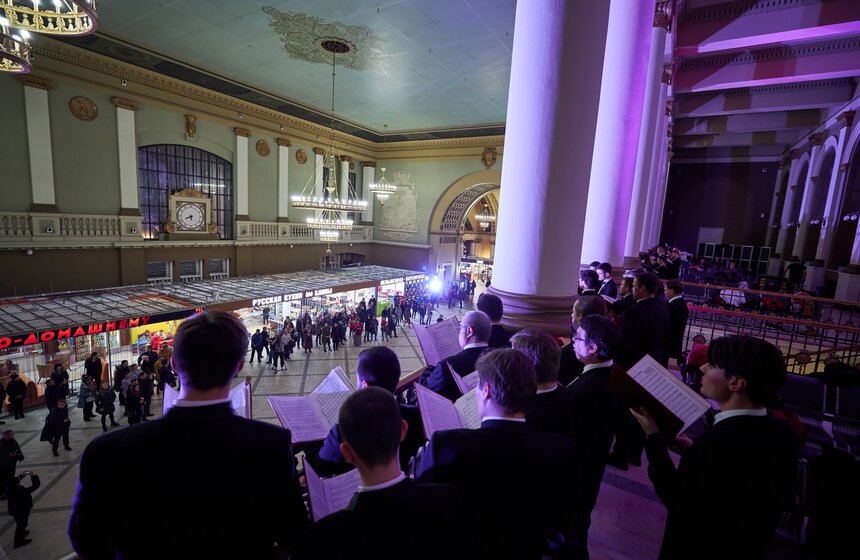 Танцевальные и музыкальные перформансы на Киевском вокзале 4 фото