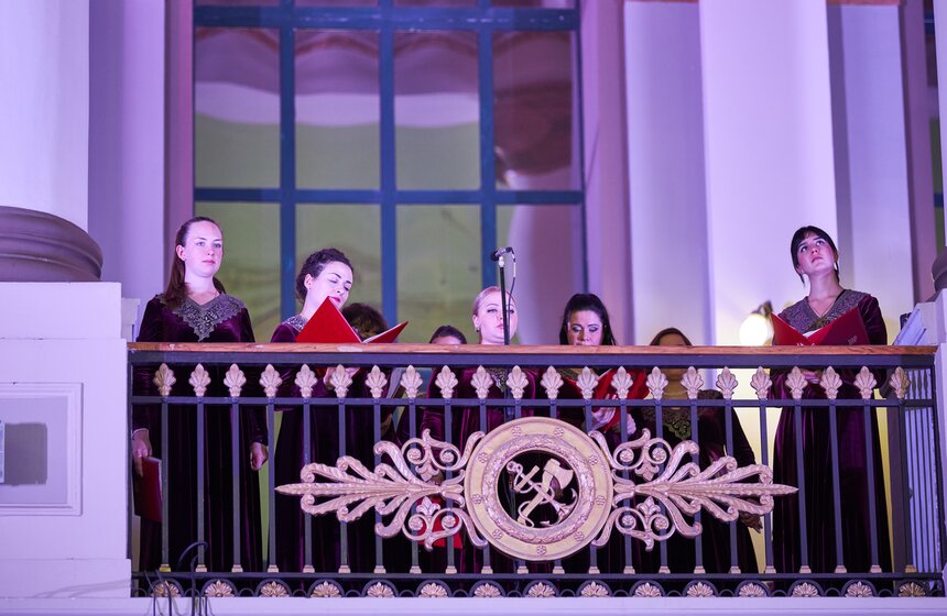 Танцевальные и музыкальные перформансы на Киевском вокзале 5 фото