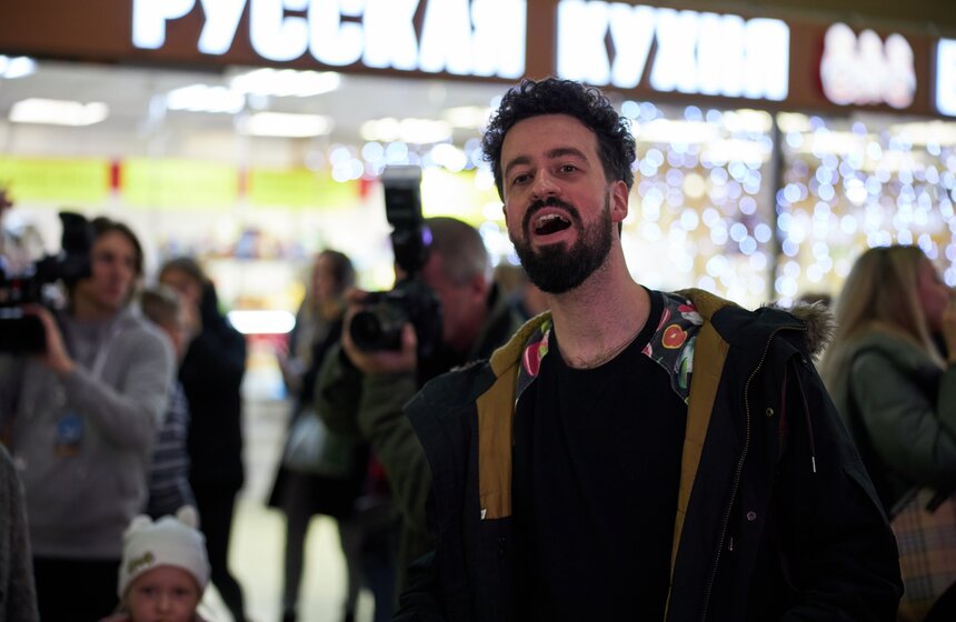 Танцевальные и музыкальные перформансы на Киевском вокзале 15 фото