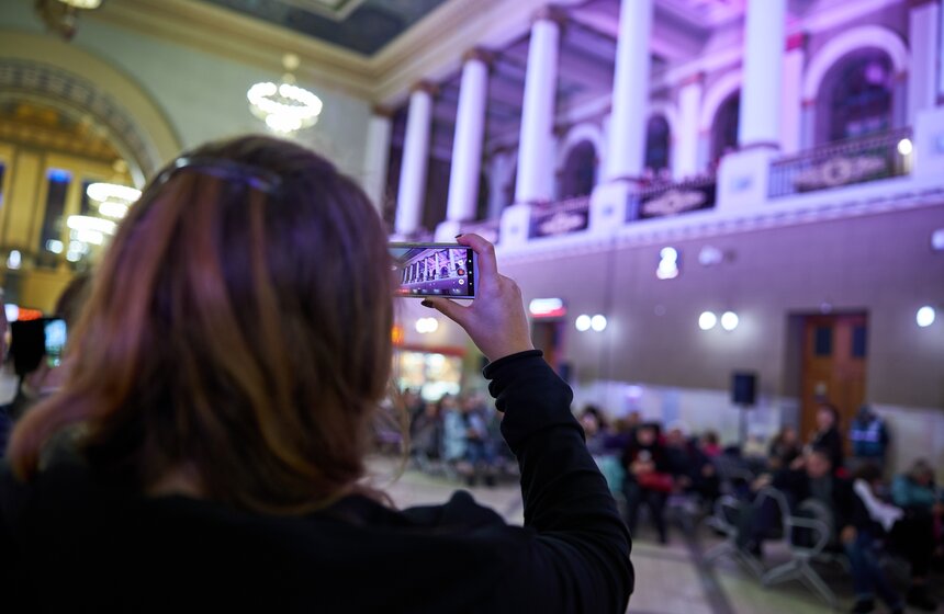 Танцевальные и музыкальные перформансы на Киевском вокзале 6 фото