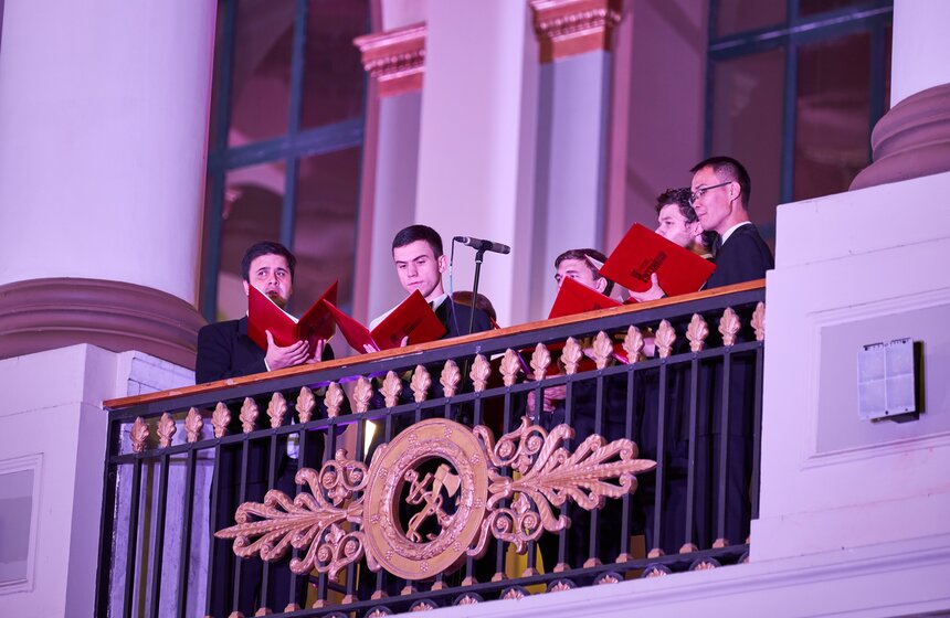 Танцевальные и музыкальные перформансы на Киевском вокзале 9 фото