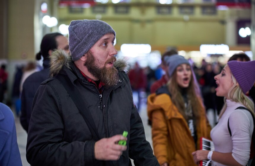 Танцевальные и музыкальные перформансы на Киевском вокзале 14 фото