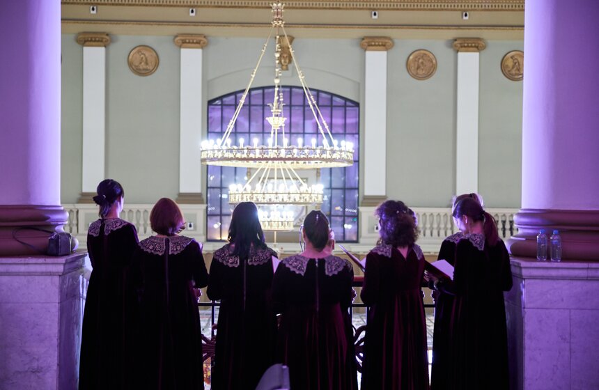 Танцевальные и музыкальные перформансы на Киевском вокзале 2 фото