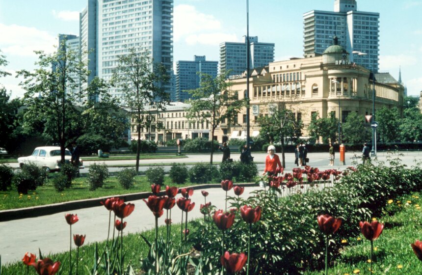 Вид на Арбатскую площадь и высотные дома на проспекте Калинина, 1974 г.