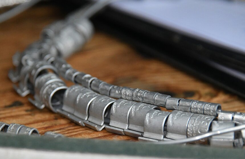 Все как у людей перед походом в ЗАГС: для проведения ритуала "окольцовывания" птице сначала подбирают нужный размер. Кольца весят одну десятую грамма и меньше, так что птицам никак не мешают. Самое большое в диаметре кольцо надевают на сов, а самое маленькое – на желтоголовых корольков, которые в среднем весят четыре–шесть граммов. На каждом кольце есть уникальные серия и номер. А на российских, помимо номера, написано еще и слово латиницей – "Москва", так как в столице находится центр кольцевания птиц России. По номеру можно еще и понять, в какой точке мира поймана птица.