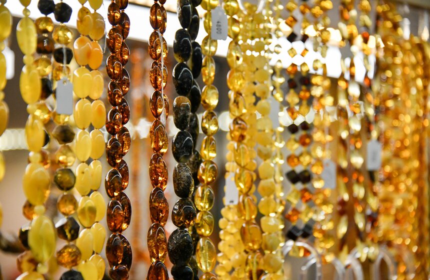 Кроме того, Куршская коса считается местом начала янтарного промысла. В XIX и XX веках на территории косы местные жители параллельно с рыбой добывали и янтарь. С помощью специальных сачков большого диаметра на длинных шестах вылавливали янтарь в море, а также зимой в Куршском заливе. Во льду прорубали лунку по ширине сачка, который проталкивали до дна. Через некоторое время поднимали, промывали содержимое от ила и песка и собирали куски янтаря. За день добыча могла составить до полукилограмма и выше (не редкостью были куски весом до 300 граммов).