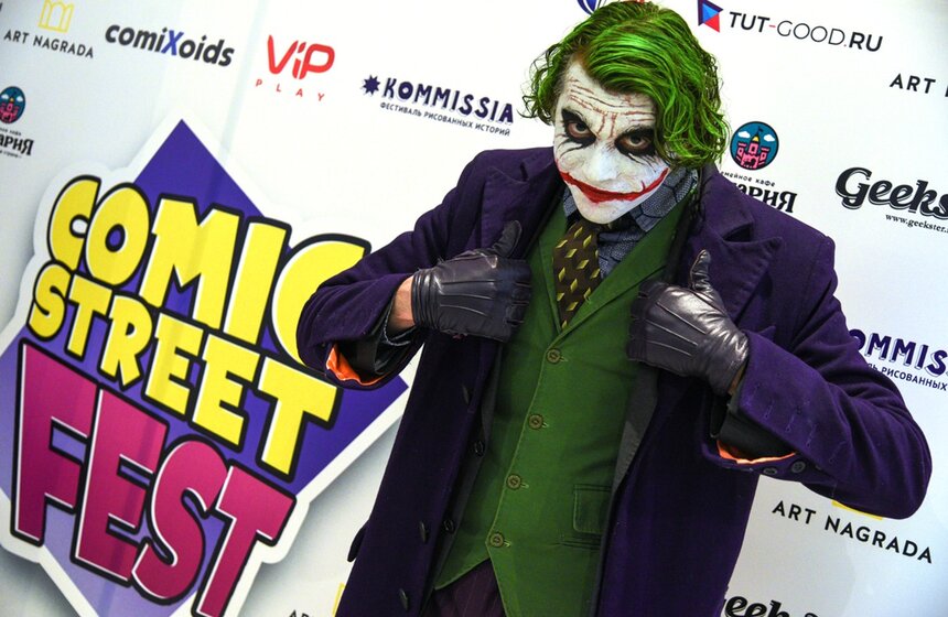 В центре столицы 2 и 3 ноября прошел яркий фестиваль комиксов Comic Street Fest. Он включал в себя аллею авторов, косплей-шоу, розыгрыши призов и торговые стенды издательств комиксов.