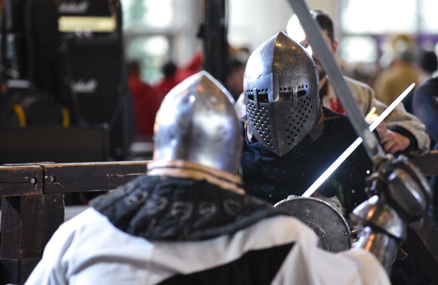 А на ВДНХ 2-3 ноября прошел XIV рыцарский турнир и фестиваль средневековья "Кубок Динамо – 2019". Ради участия в мероприятии в столицу России приехали спортсмены из более чем 18 стран. В первый день на ристалищах состоялись женские и мужские бои, а также за победу успели побороться мастера ножевого боя. Во второй день прошли мужские поединки в самой зрелищной номинации "пять на пять" и состязания богатырей.