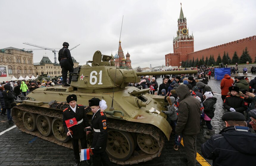 Также для гостей мероприятия работал военно-исторический музей под открытым небом. Все желающие могли бесплатно посмотреть технику времен Великой Отечественной войны: бронеавтомобили, самоходные установки и легендарные "катюши". Кроме того, москвичи могли сделать ретрофото: для этого на площади установили специальные 3D-плакаты и фотозоны.