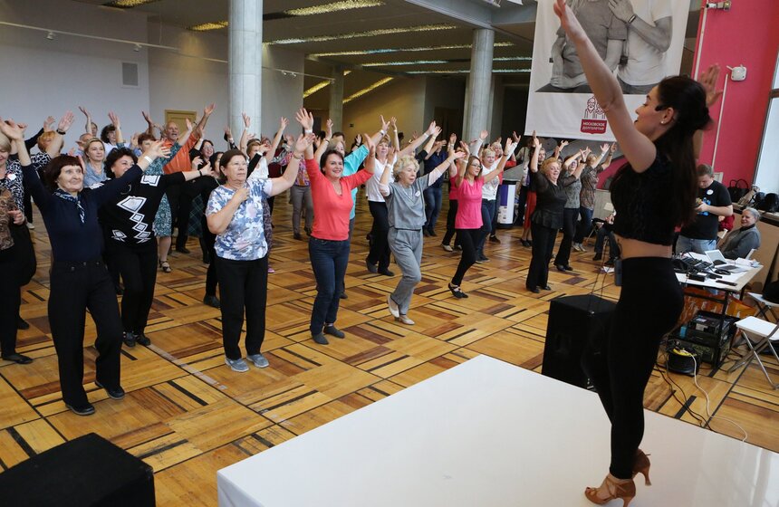 Фестиваль образования, творчества, современной культуры и технологий "Young Old: новые старшие" прошел 3-4 ноября в Культурном центре ЗИЛ. За два дня на площадке прошло больше 150 активностей. Среди них – лекции от ведущих экспертов и трендсеттеров, паблик-токи, мастер-классы и тренинги, театральные представления и творческие лаборатории, двухдневный танцевальный марафон, маркет авторских товаров и многое другое. Всего в фестивале приняли участие 13 тысяч человек.