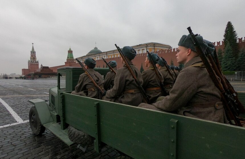 По брусчатке проехала военная техника, среди которой были легендарный танк Т-34 и знаменитые "катюши". Кроме того, из Красногорска специально привезли автомобили и танки, которым больше 80 лет.