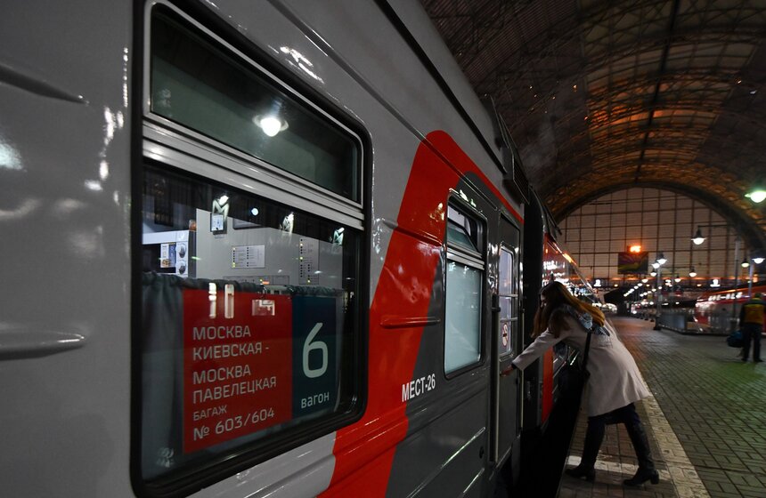 1 ноября на Киевском вокзале запустили новый железнодорожный маршрут. Он идет через Тулу и Калугу и возвращается в Москву на Павелецкий вокзал. Путешествие по соседним областям будет занимать 13 часов. Этот поезд уже прозвали "отелем на колесах", потому что провести в нем ночь в самых комфортных условиях стоит чуть более двух тысяч рублей, минимальная стоимость сидячего места – 620 рублей.