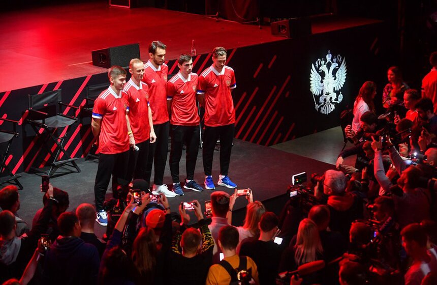 7 ноября состоялась презентация формы сборной России по футболу к чемпионату Европы-2020. Она выполнена в красном цвете, воротник – белый, на рукавах расположены полосы в цветах российского флага. Форма вратарей не претерпела изменений. В презентации приняли участие игроки сборной Маринато Гилерме, Рифат Жемалетдинов, Владислав Игнатьев, Зелимхан Бакаев и Алексей Миранчук.