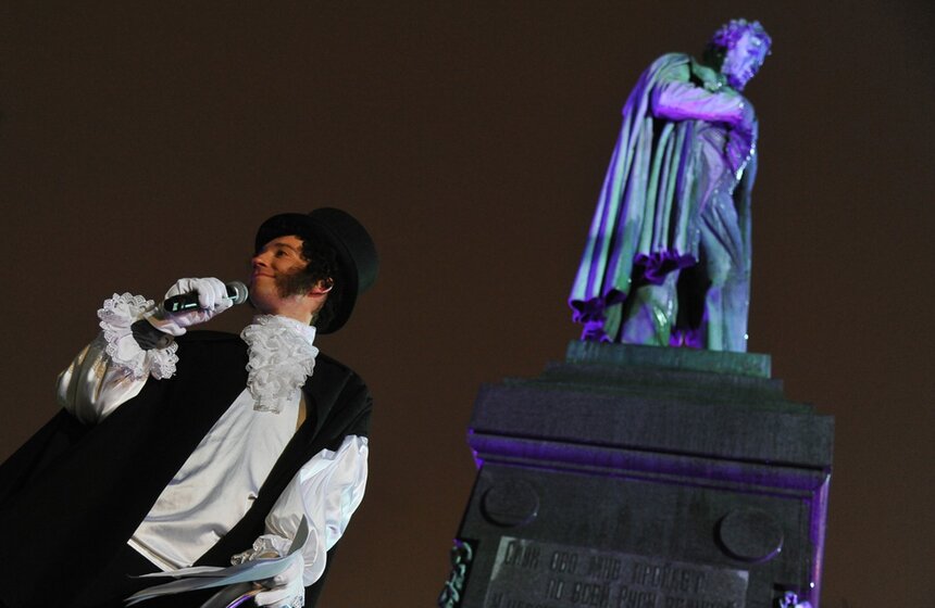 Также 3 ноября на Пушкинской площади прошли "Поэтические чтения". В перформансе "Народная тропа" артисты в образе Пушкина вышли из театров в город – каждый своей тропой, пешком или на общественном транспорте добирался до памятника. Артисты продемонстрировали для зрителей перформанс, который объединил стихи, визуальный театр и современный танец.