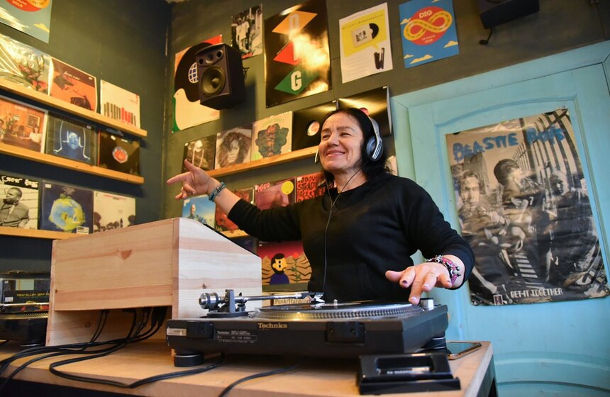 В их числе также Зарина Сафоева – трудовой мигрант из Самарканда. Ей 57 лет, у нее четверо детей и восемь внуков. Каждый день она моет полы в московских офисах, а после становится за диджейский пульт.