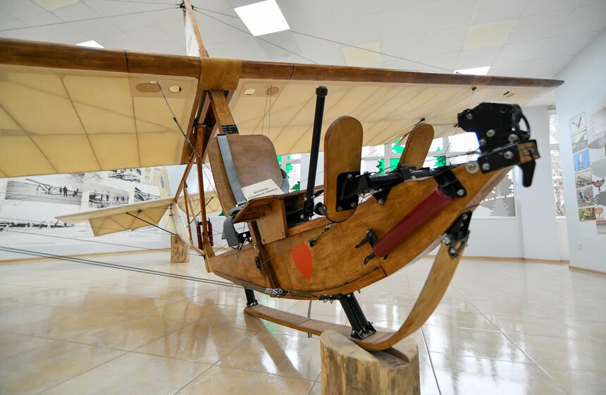 Также эта территория знаменита ярким рекордом в мире планерного спорта. В 1924 году восточно-прусский планерист Фердинанд Шульц, участвуя на планере собственной конструкции в очередных соревнованиях, установил мировой рекорд по продолжительности полета – 8 часов 42 минуты 9 секунд. После такого достижения на Куршской косе была открыта знаменитая Росситтенская планерная школа, просуществовавшая до 1945 года.