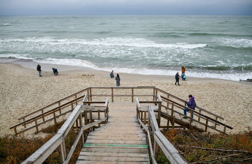 Подойти к морю поближе можно не везде, а только в специальных аванзонах. В этих местах дюны также сдерживают от движения. В то же время аванзоны не являются берегоукрепительными сооружениями, от прорыва морских вод они не спасают. От вымывания во время штормов ставятся другие сооружения.