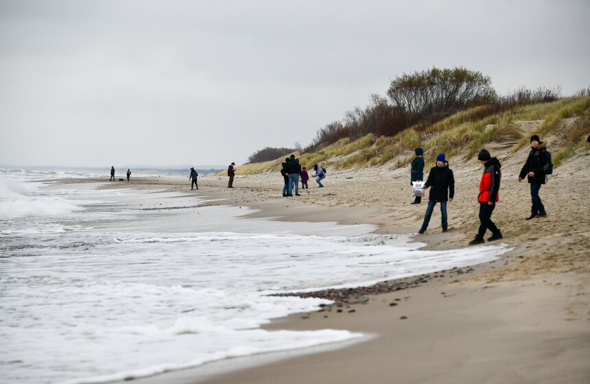 Левый берег Куршской косы омывается холодным Балтийским морем. Но в летнее время в поселениях, которые находятся на территории национального парка, можно увидеть купающихся туристов.