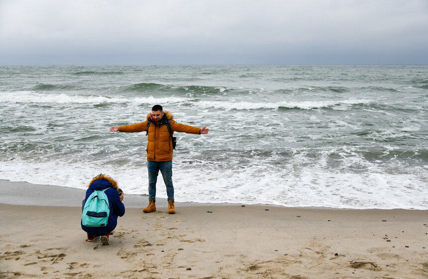 Но и в холодное время года Балтика впечатляет. Потрясающая энергетика передается даже на фотографиях, которые делают многочисленные туристы.