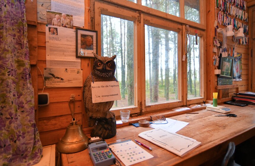 Каждая пойманная и отпущенная птица заносится в специальный журнал, а затем в конце сезона сохраняется в электронной базе. Причем общего доступа к ней нет, а хранится информация на сервере, который не подключен к интернету, – так данные защищают от непрошеных гостей.