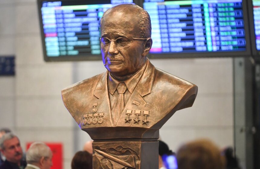 8 ноября аэропорту Внуково официально присвоили имя Андрея Туполева. В честь этого в здании установили бюст авиаконструктора. Также во Внуково запланированы презентация фотовыставки "Андрей Туполев: "Я строил самолеты для своей страны" и демонстрация видеоролика о деятельности авиаконструктора.