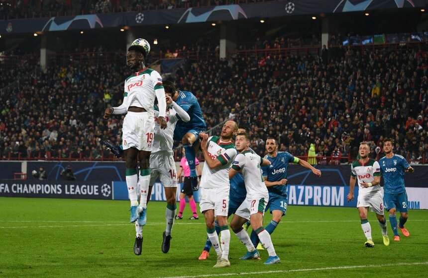 Железнодорожники пропустили уже на третьей минуте. После удара Роналду со штрафного Гилерме поймал мяч, но снаряд выскользнул из рук вратаря "Локомотива" и проскочил мимо его ног. На добивании сыграл Аарон Рэмзи, на которого в итоге и записали первый гол. Меньше десяти минут потребовалось железнодорожникам, чтобы сравнять счет: отличился Алексей Миранчук, ранее поразивший ворота "Ювентуса" в Турине.