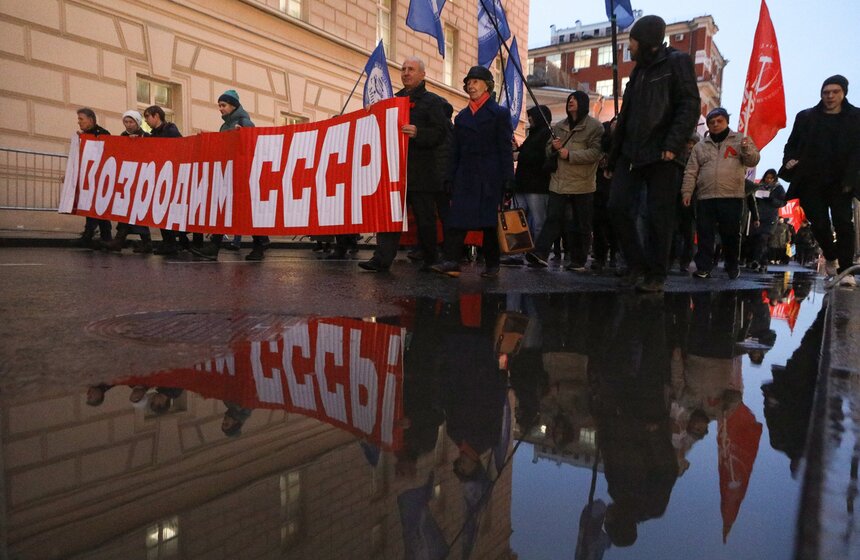 Российские коммунисты и их сторонники прошлись по центру города в честь праздника 7 ноября – Дня Великой Октябрьской социалистической революции. Всего митинг собрал более шести тысяч человек – все его участники дошли от Страстного бульвара до Театральной площади, где выступили лидеры партий и организаций.