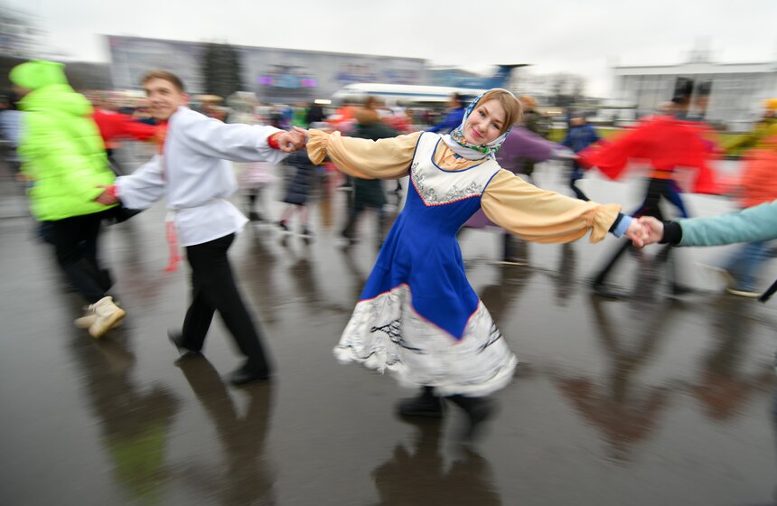А на ВДНХ гости могли посетить экскурсии, танцевальный флешмоб, фотосессии в национальных костюмах, концерт и гастрономический фестиваль "Дружба народов". Также все желающие смогли стать участниками конкурса и выиграть призы, главный из которых – сертификат на двоих на весь сезон катка, посещение музеев на протяжении года и подарочная карта в семейное кафе на ВДНХ.