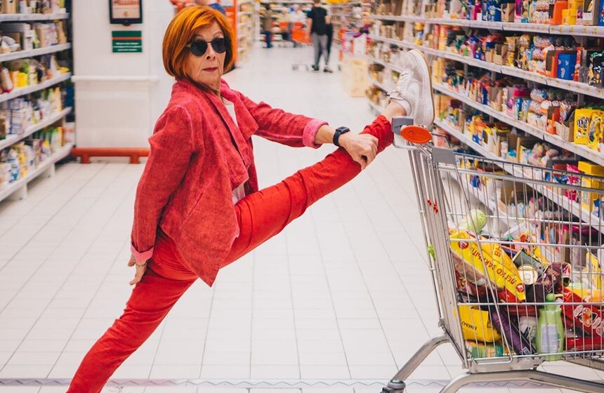 Все, что Оля делает в Instagram, не надуманно. Дама уверяет, что и в молодости, которая выпала на советские годы, она пыталась выделиться из толпы. "Это всегда было у меня в душе. Как врач, я, конечно, не могла себе позволить так одеваться и краситься. Да и времена были другие. Но если были какие-то вечеринки у друзей, всегда тщательно продумывала и прическу, и макияж, и наряд – никогда не ходила никуда обычной. И хорошо, что сейчас появились социальные сети, где можно вот так себя выразить в любом возрасте", – с удовольствием отметила Оля.