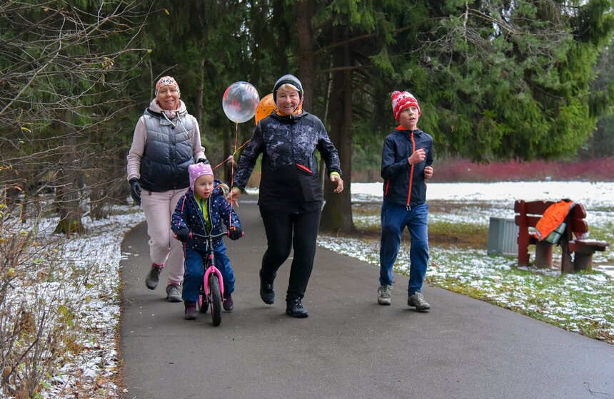 Преодоление Босфора стало для Елены еще одним шагом к пониманию того, что возраст – он в голове. "Я поняла, что хочу жить, не хочу стареть, хочу всегда быть интересной своему внуку, хочу быть ему компаньоном. А для этого я должна быть здоровой, крепкой и в своем уме", – отмечает женщина. Сейчас ей 67, пробежки и скандинавская ходьба для нее – мероприятия практически ежедневные. Елена в очень хорошей форме, и вот уже не она тянется за молодым поколением своей семьи, а дети и внуки тянутся за своей бабушкой. "Я постоянно тормошу внука, что надо бегать, надо идти на тренировку, надо учиться. Дочь составляет нам компанию. А когда у мужа начались проблемы с сердцем, я и его заставила вести спортивный образ жизни", – рассказывает воинственная Елена Росяева. Кстати, ее следующая цель – принять участие в IRONMAN, соревнованиях по триатлону на длинную дистанцию.