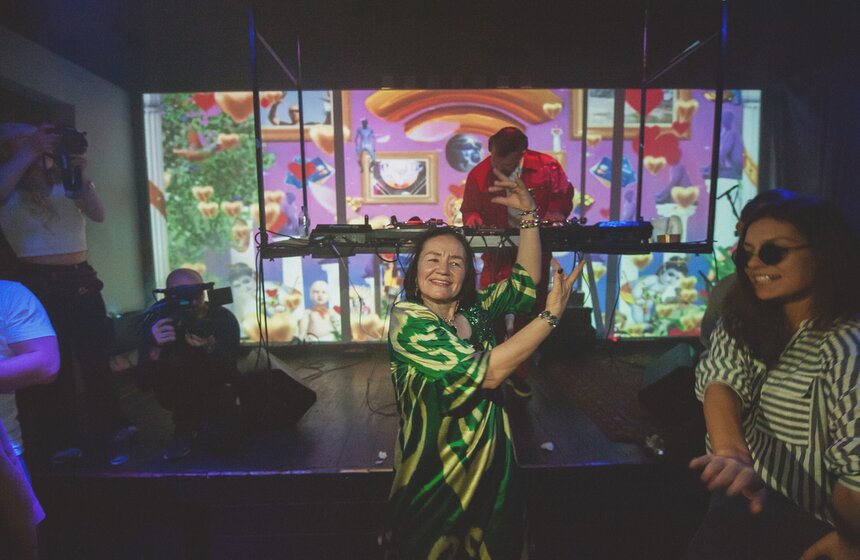 Зарина – необычный диджей не только из-за своего возраста. Во-первых, облик Зарины всегда соответствует дресс-коду: модные кроссовки на платформе, длинная футболка с необычным принтом, кепка, а на руках много украшений. Да и каждое выступление диджей старается разнообразить. Иногда в ее треках слышатся мотивы узбекской народной музыки. А в конце своего часа Зарина всегда переодевается в узбекский народный костюм, включает родную музыку и выходит на танцпол вместе с залом. "Мне нравится это, нравится, когда люди танцую вместе со мной. А родным нравится то, что я занимаюсь любимым делом. Да и семья у нас творческая – там все все понимают", – заключила Зарина.