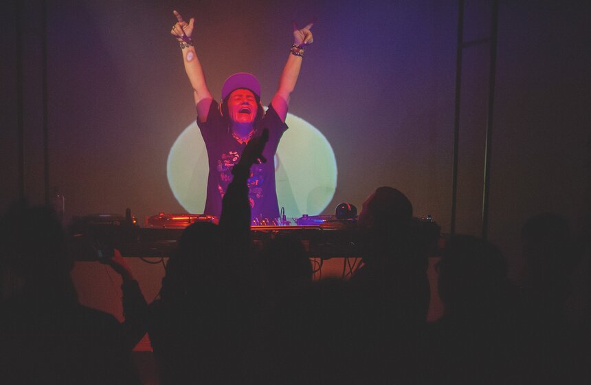 Так поступила и 57-летняя Зарина Сафоева. Она-то как раз и может назвать себя бабушкой в полном смысле слова: у Зарины четверо детей и восемь внуков. Однако положенные обществом обязанности она не выполняет. Вместо прогулок с внуками, вязания и закруток по ночам Зарина крутит пластинки в столичных клубах, где бабушку-диджея принимают на ура.