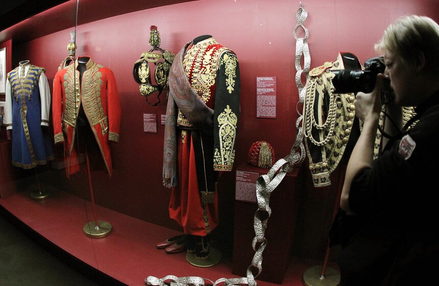 В Кремле проходит выставка "Венчания на царство и коронации" 10 фото