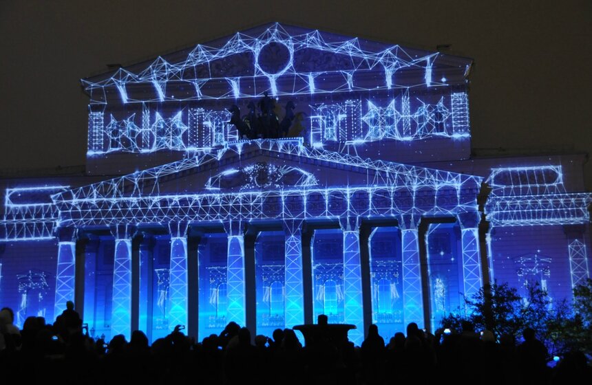 На фасаде Большого театра показали световые спектакли 1 фото