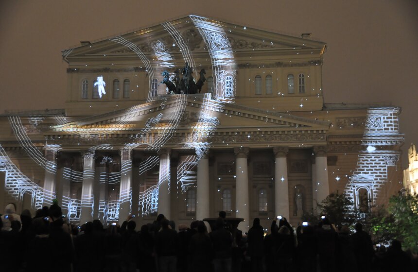 На фасаде Большого театра показали световые спектакли 2 фото